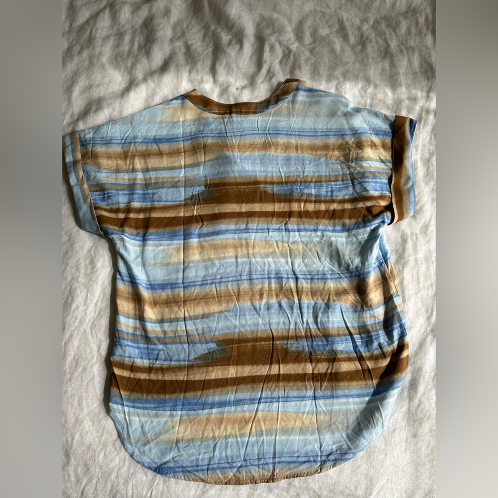 Nine West Summer Watercolor Stripe Blouse Medium Blue Tan V-Neck Top - Picture 3 of 9